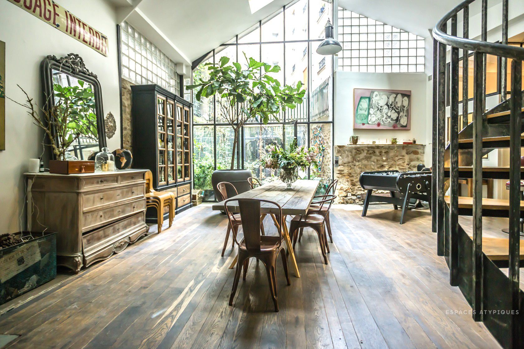 Appartement haussmannien rénové parquet moulures lustre