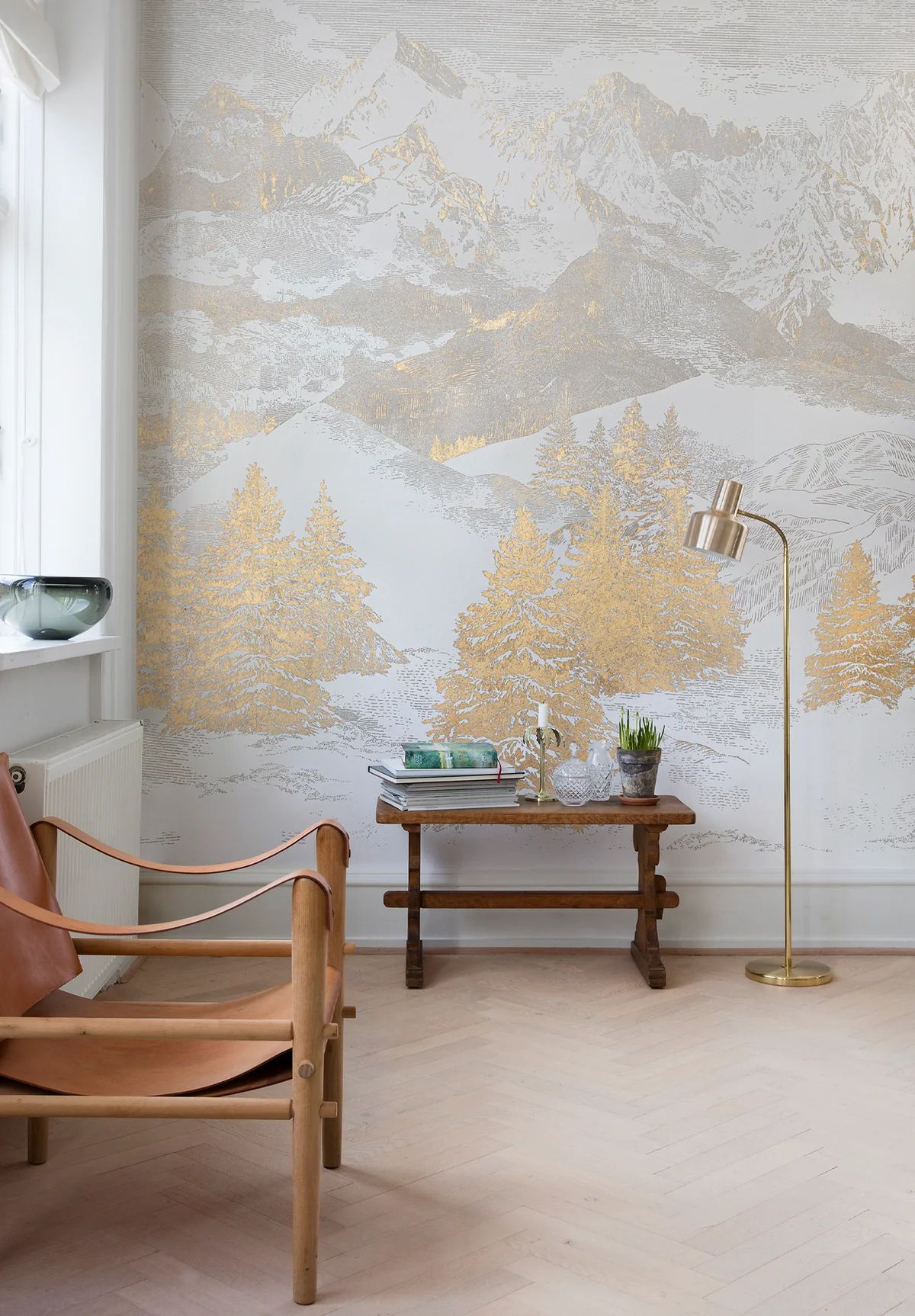 Salon décoratif avec papier peint panoramique montagne et parquet chevron