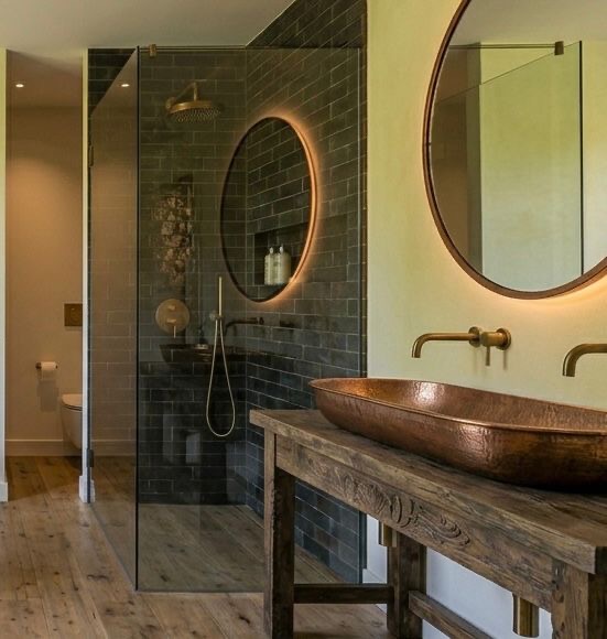 Salle de bain artisanale — Faïence verte & vasque cuivre martelé